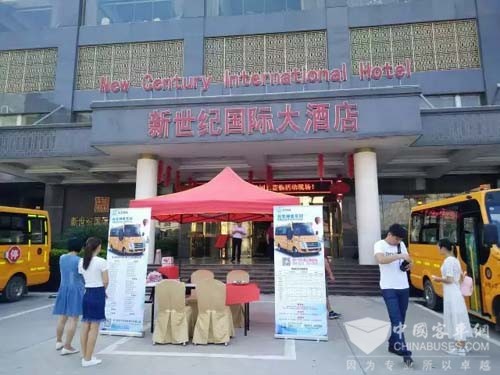 廣西博白縣校車推介活動現場火爆