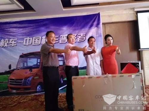 廣西博白縣校車推介活動現場火爆