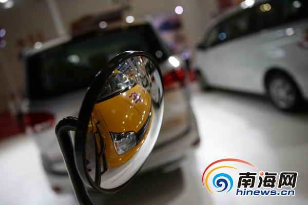 上海大通V80校車亮相 可坐19人,售價25.8萬元 廠家展示的一款校車,配備幼兒座椅等多種安全設(shè)施。南海網(wǎng)記者劉洋攝