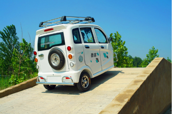 “家庭校車”電動篷車 “家庭校車”電動篷車