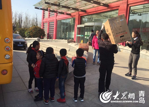 青島溫馨校車:“冬季送溫暖、衣舊暖人心”公益活動 青島溫馨校車:“冬季送溫暖、衣舊暖人心”公益活動