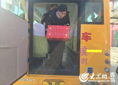 青島溫馨校車:“冬季送溫暖、衣舊暖人心”公益活動 青島溫馨校車:“冬季送溫暖、衣舊暖人心”公益活動