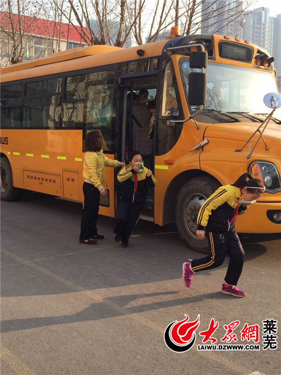 山東萊蕪第二實驗小學舉行校車安全應急逃生演練