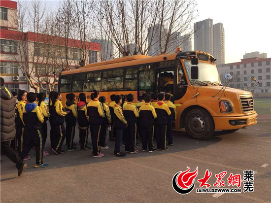 山東萊蕪第二實驗小學舉行校車安全應急逃生演練