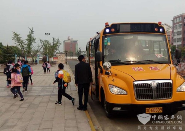 德耀集團(tuán)的校車“生意經(jīng)”：怎一個(gè)“安全”了得