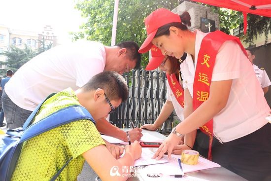 青島定制校車今起報(bào)名 給要上學(xué)的孩子定個(gè)座 青島定制校車今起報(bào)名 給要上學(xué)的孩子定個(gè)座