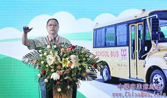 校車安全不是靠“45度角的仰望”，更需360度的行動！TA做到了