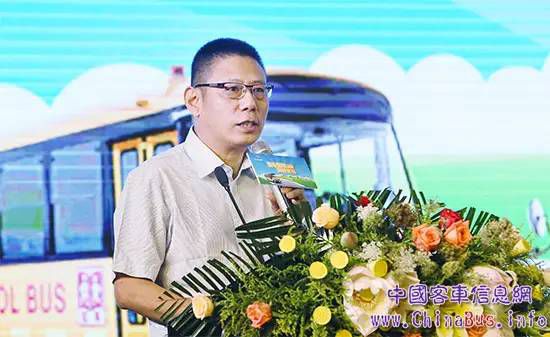 校車安全不是靠“45度角的仰望”，更需360度的行動！TA做到了