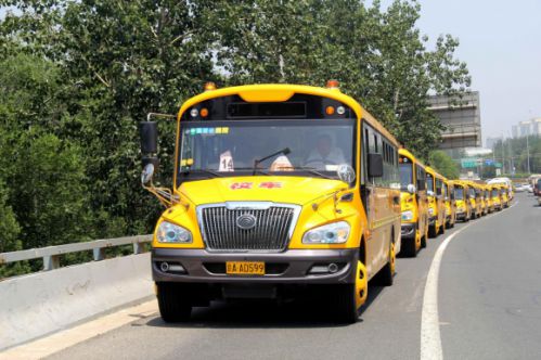 安全不放暑假 起點校車交付百輛全新校車 安全不放暑假 起點校車交付百輛全新校車