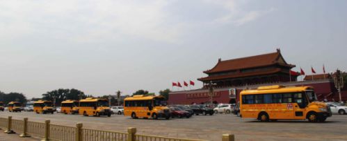 安全不放暑假 起點校車交付百輛全新校車 安全不放暑假 起點校車交付百輛全新校車