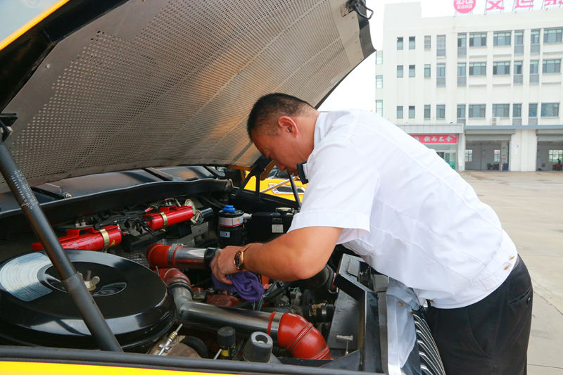 青島西海岸新區271輛校車完成“體檢”迎開學 青島西海岸新區271輛校車完成“體檢”迎開學