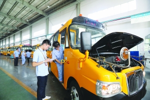 上饒:暑期火熱生產新校車 部分校車開學前將交付使用 上饒:暑期火熱生產新校車 部分校車開學前將交付使用