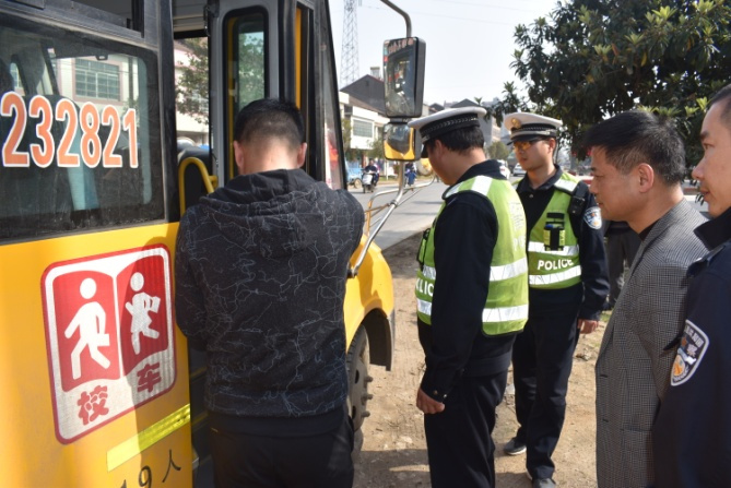 澧縣澧陽街道辦事處開展校車安全大檢查/ 澧縣澧陽街道辦事處開展校車安全大檢查