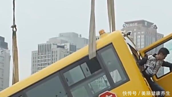 中國制造厲害了!國產校車暴力碰撞實驗,家長看完放心了 中國制造厲害了!國產校車暴力碰撞實驗,家長看完放心了