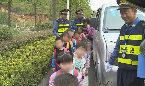 一輛滿載14名孩子的“黑校車”被查處