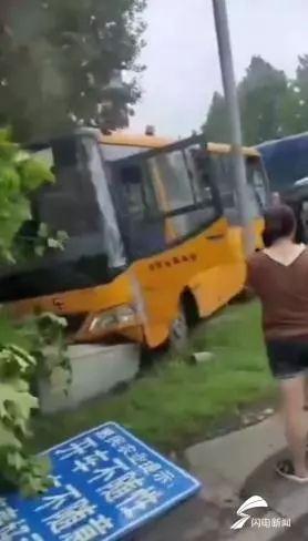 驚險】淄博一校車被外地大貨追尾,27名學生情況來了 驚險】淄博一校車被外地大貨追尾,27名學生情況來了