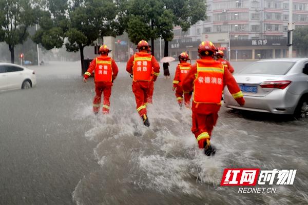 暴雨襲城！校車被困！常德消防交警搭“人橋”抱出22名幼兒