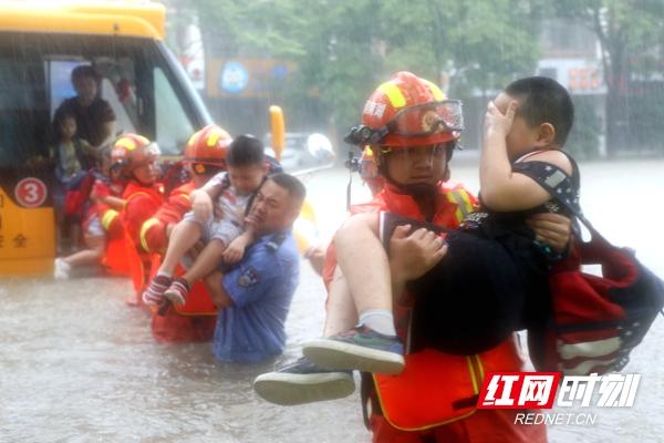暴雨襲城！校車被困！常德消防交警搭“人橋”抱出22名幼兒