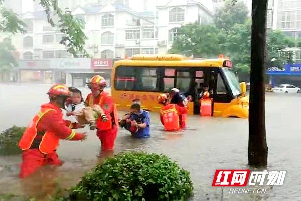 暴雨襲城！校車被困！常德消防交警搭“人橋”抱出22名幼兒