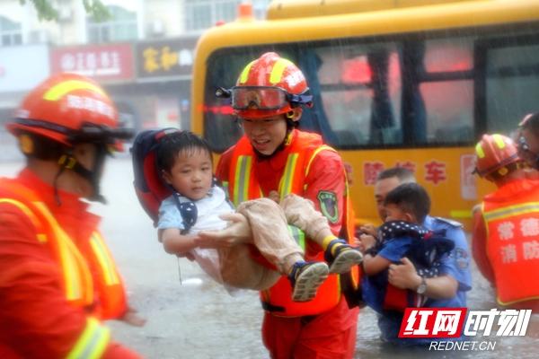 暴雨襲城！校車被困！常德消防交警搭“人橋”抱出22名幼兒