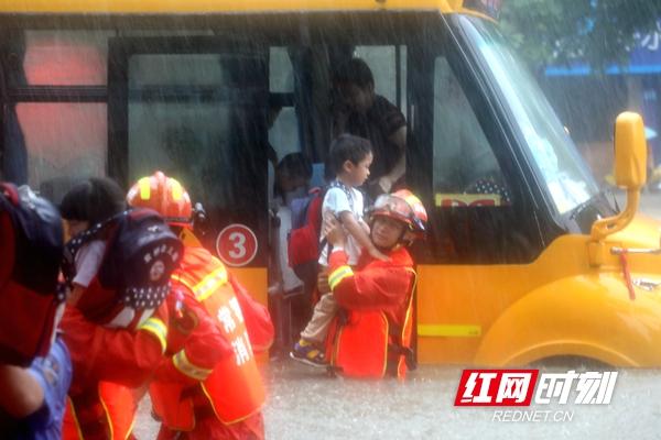 暴雨襲城！校車被困！常德消防交警搭“人橋”抱出22名幼兒