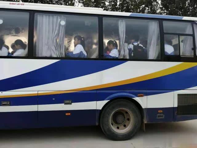 核載39人擠進49人,接舉報聊城臨清交警查獲一輛超員“黑校車” 核載39人擠進49人,接舉報聊城臨清交警查獲一輛超員“黑校車”