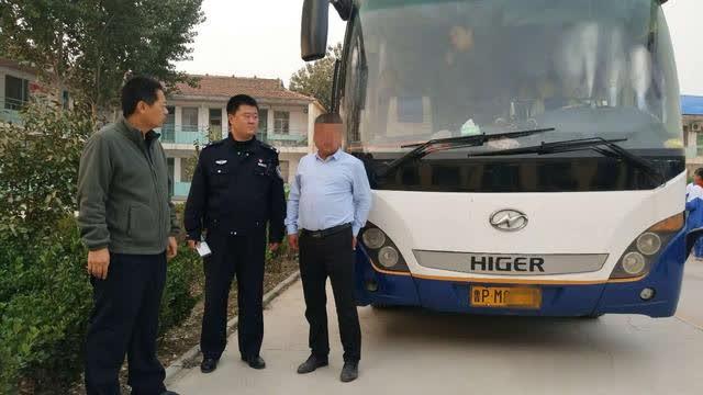 核載39人擠進49人,接舉報聊城臨清交警查獲一輛超員“黑校車” 核載39人擠進49人,接舉報聊城臨清交警查獲一輛超員“黑校車”