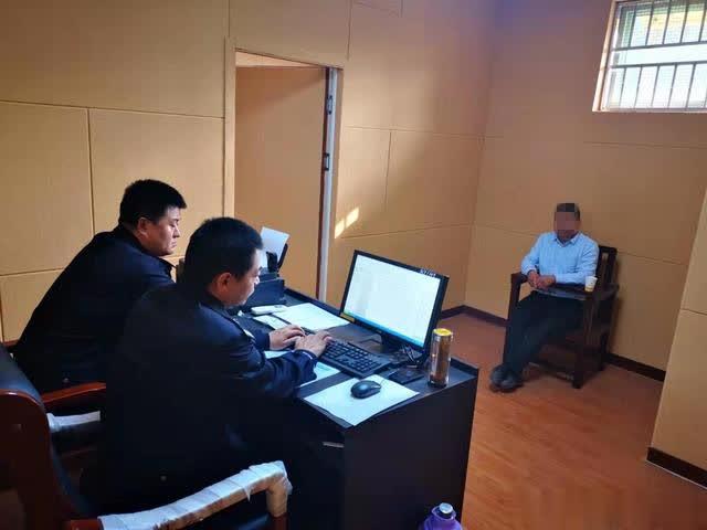 核載39人擠進49人,接舉報聊城臨清交警查獲一輛超員“黑校車” 核載39人擠進49人,接舉報聊城臨清交警查獲一輛超員“黑校車”