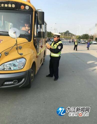 德安交警嚴查校車確保學生安全出行/ 德安交警嚴查校車確保學生安全出行