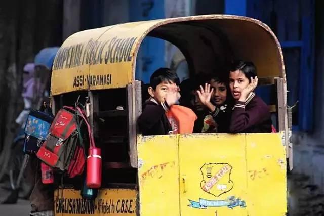 世界校車大PK，日本校車讓孩子搶著上學，俄羅斯校車讓孩子害怕