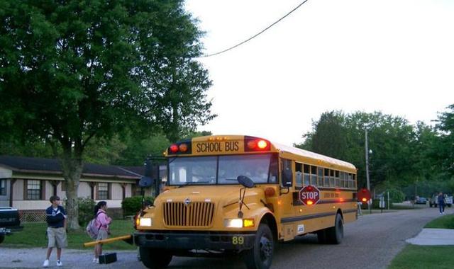 世界校車大PK，日本校車讓孩子搶著上學，俄羅斯校車讓孩子害怕