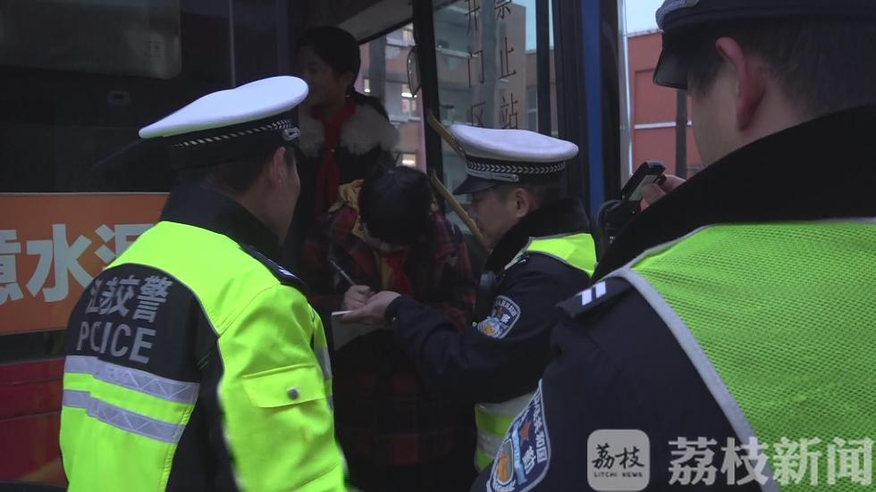 徐州交警一早查獲三輛“黑校車” 還有公交車“做兼職”