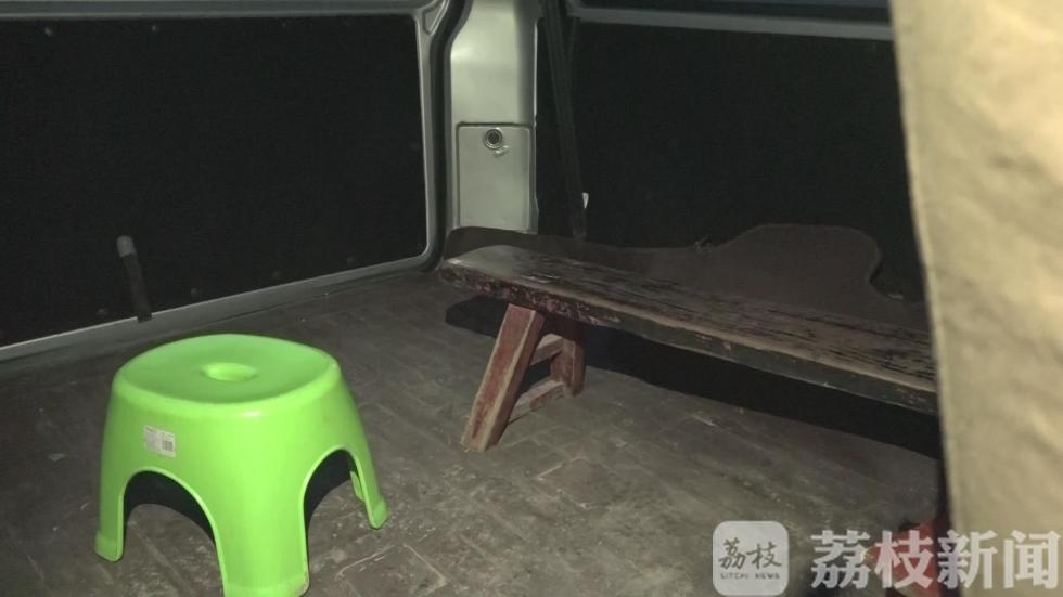 徐州交警一早查獲三輛“黑校車” 還有公交車“做兼職”