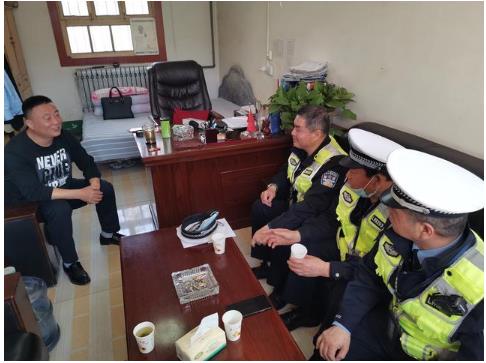 臨渭交警交斜中隊對轄區(qū)校車進行審驗督促/ 臨渭交警交斜中隊對轄區(qū)校車進行審驗督促