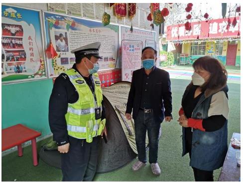 臨渭交警交斜中隊對轄區(qū)校車進行審驗督促/ 臨渭交警交斜中隊對轄區(qū)校車進行審驗督促