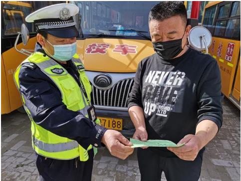 臨渭交警交斜中隊對轄區(qū)校車進行審驗督促/ 臨渭交警交斜中隊對轄區(qū)校車進行審驗督促