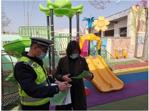 臨渭交警交斜中隊對轄區(qū)校車進行審驗督促/ 臨渭交警交斜中隊對轄區(qū)校車進行審驗督促