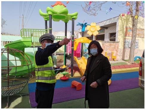 臨渭交警交斜中隊對轄區(qū)校車進行審驗督促/ 臨渭交警交斜中隊對轄區(qū)校車進行審驗督促