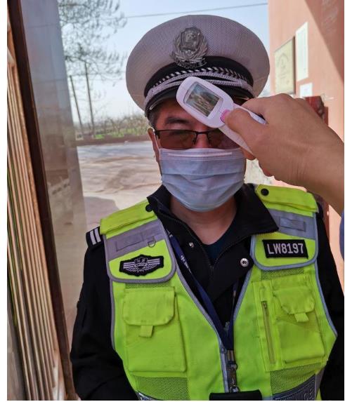 臨渭交警交斜中隊對轄區(qū)校車進行審驗督促/ 臨渭交警交斜中隊對轄區(qū)校車進行審驗督促