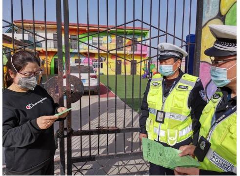 臨渭交警交斜中隊對轄區(qū)校車進行審驗督促/ 臨渭交警交斜中隊對轄區(qū)校車進行審驗督促