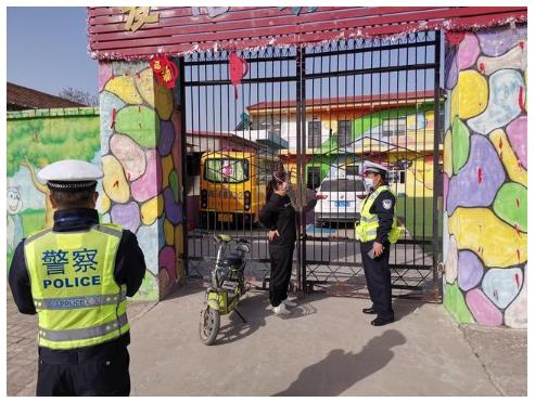 臨渭交警交斜中隊對轄區(qū)校車進行審驗督促/ 臨渭交警交斜中隊對轄區(qū)校車進行審驗督促