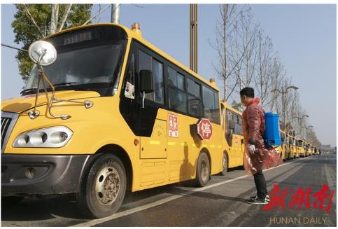 汨羅：校車(chē)集中防疫消毒 整裝待發(fā)“護(hù)航”上學(xué)路