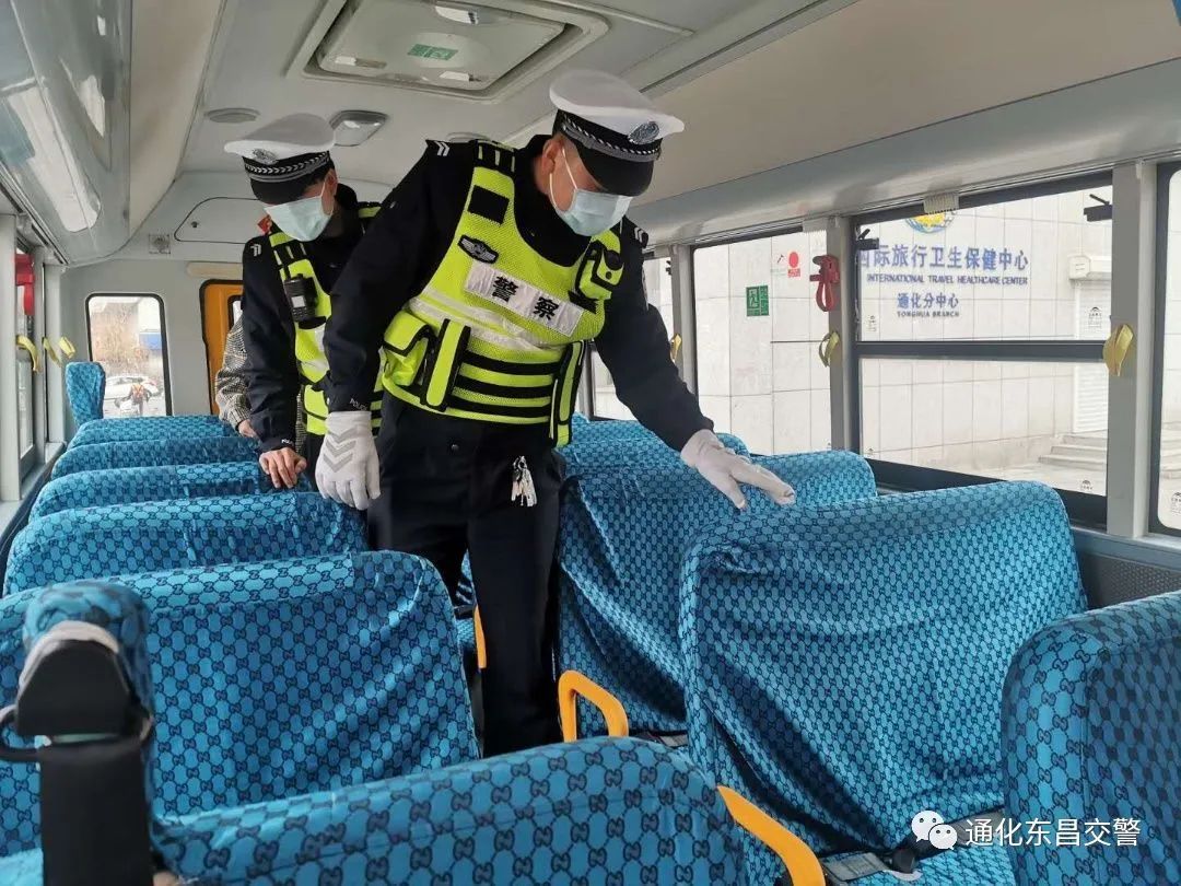 馬上要開學了，吉林省交警忙著走進校園排查校車安全隱患，檢查校園道路周邊交通安全環境
