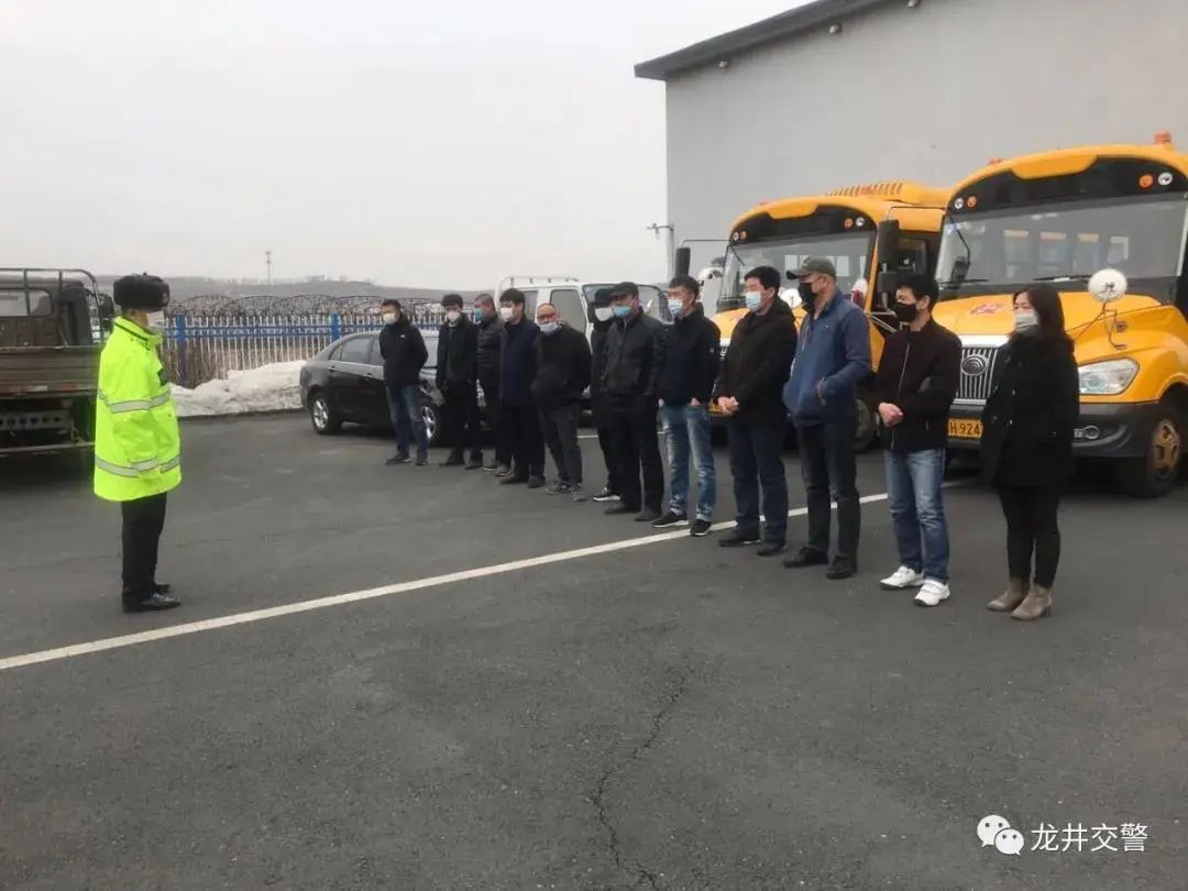 馬上要開學了，吉林省交警忙著走進校園排查校車安全隱患，檢查校園道路周邊交通安全環境
