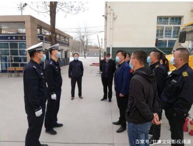 臨近開學 交警進學校為校車“體檢” 臨近開學 交警進學校為校車“體檢”