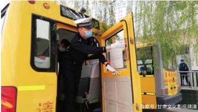臨近開學 交警進學校為校車“體檢” 臨近開學 交警進學校為校車“體檢”
