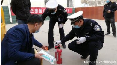 臨近開學 交警進學校為校車“體檢” 臨近開學 交警進學校為校車“體檢”