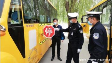 臨近開學 交警進學校為校車“體檢” 臨近開學 交警進學校為校車“體檢”