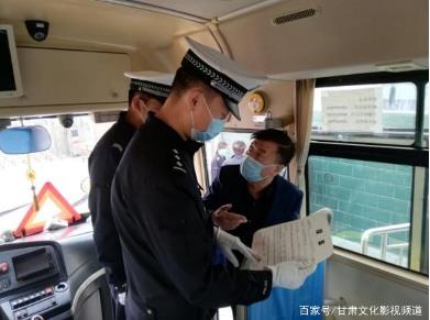 臨近開學 交警進學校為校車“體檢” 臨近開學 交警進學校為校車“體檢”