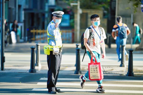 返校首日，廣州交警出動3100余警力全程護航